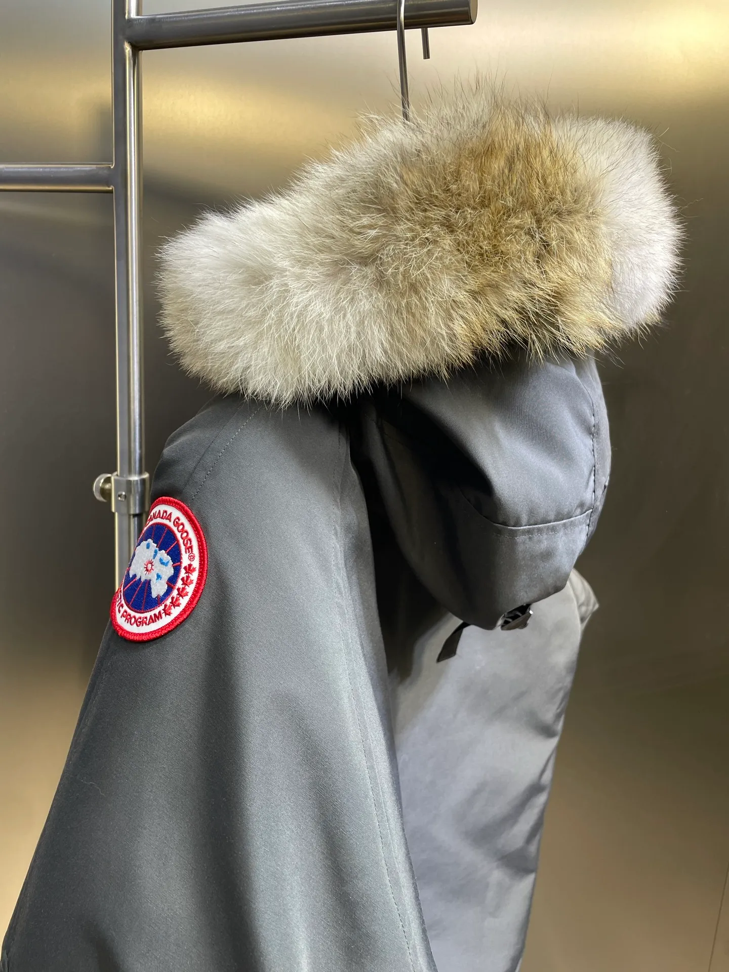 P900 special down Canada Goose Canada Goose #Chilliwack 7999M bomber jacket short down jacket/01 model #女与狠# Genuine synchronous anti-counterfeiting chip sensor! ➖ Imported 21S polyester-cotton blended original fabric [last year’s 16S/18S hard fabrics have been completely eliminated, this year all use 21S genuine synchronous fabrics, the soft mid-strap feels delicate and textured], genuine synchronous Feather-Light 10D waterproof coating fabric, made of 84.5 polyester fiber and 15.5 cotton, 100% the best feel in the entire network! ➖ The genuine official website is synchronized with the national standard 80 white duck down, you can check the official website customer service, there will never be a series of misleading claims such as 90 down or goose down! ➖ Using the best nylon lining with double double-layer sealing design, velvet-proof No. 7 needle + grid-filled down ready-made garments, there is 100% no so-called velvet running! ➖ The cuffs are designed with thickened seamless threads, and the collar and pockets are lined with top-quality polar fleece to keep you warm and comfortable! ➖ Yoshida YKK provides original custom-made electroplated sliders. YKK two-way lockable zippers are tight and smooth and will not peel off paint! ➖ 3M composite guarantees that the Velcro is the same as the original, durable, and all accessories and hardware are custom-made! ➖ Imported BEHRINGER embroidery machine to customize the 10,000-needle embroidery logo, 98% of which can be reproduced to restore the original logo. You can check and compare on the official website! ➖ The fur collars are all made of large pieces of Western Canadian blue wolf hide, ensuring that each fur collar is 13-15cm wide!   Size:XS-XXL